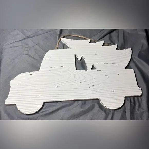 ☃️❄️☃️ New Unfinished Wooden Sign shaped like a truck carrying a Christmas tree - Picture 1 of 3